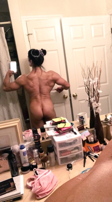 I haven’t taken a pic of my back in forever so whoop there it is!! #bigbackbaby #ifbbpro #bodybuilding
