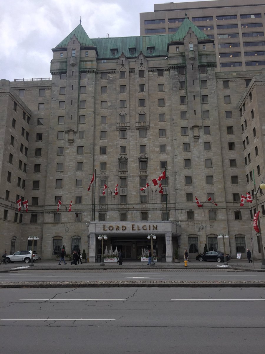 TheDukeOfMagic's tweet photo. Doing some magic at the Lord Elgin! https://t.co/RR983zfN0A