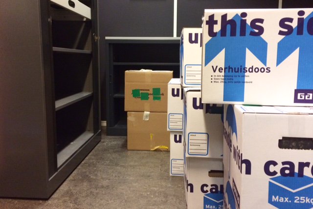 mainportservice's tweet photo. Vandaag was het inpakken geblazen, want morgen gaat ons kantoor ook verhuizen! Alle drie de locaties blijven nog tot eind december geopend en onze gebruikelijke contactgegevens zijn nog steeds van toepassing. Blijf onze kanalen volgen voor de toekomstige wijzigingen. 💪😎 https://t.co/RZYEPviVHJ