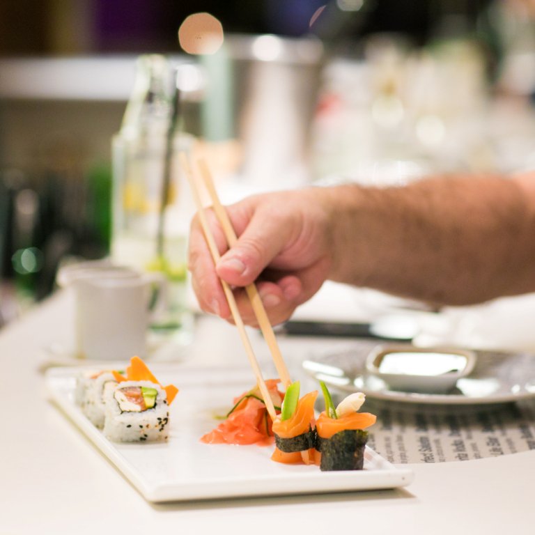 hotelmadero's tweet photo. Hoy, de 19 a 23hs, White Bar after office is waiting for you & your friends. Cortá la semana con DJ sets, sushi bar, propuesta gourmet & signature cocktails by Trumpeter - @RutiniWines. Come and join us! #ThinkWhite #CoolPeople #CoolParty #HotelMadero https://t.co/x2yBnMbchm