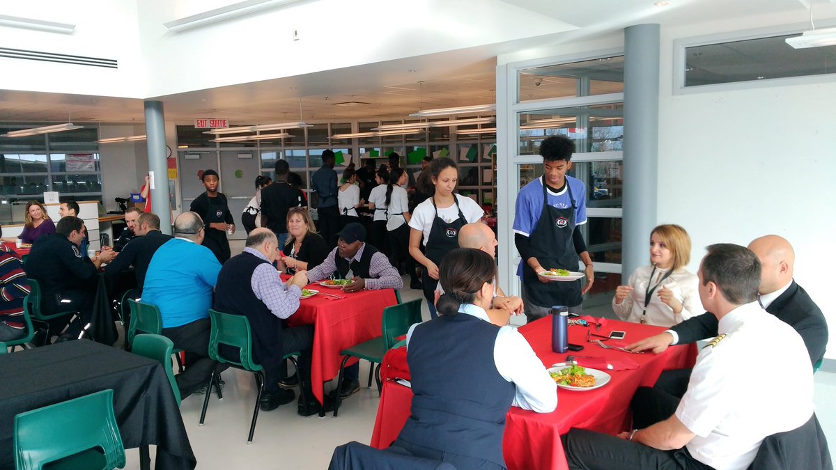 Merci à tous nos invités et à la classe de HFA4U pour le dîner délicieux! <a href="/Epaulards_PS/">Épaulards PS</a>