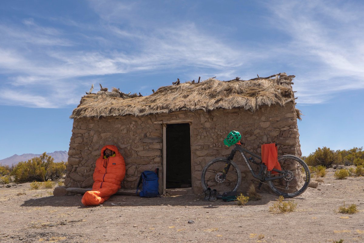 patagoniaCHL's tweet photo. Nada mejor para @gabobenoit que descansar con un poquito de sombra y un Sleeping Bag Patagonia después de una mañana de pedaleao a 4.245 metros sobre el nivel del mar en el Salar de Surire #SleepAround https://t.co/EaBjfXqtJy