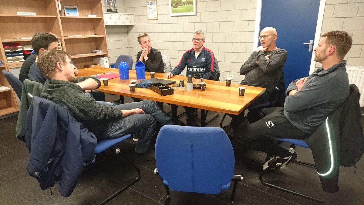 Sparren over het hoe en waarom met hoofdtrainer van <a href="/WackerDeWijk/">WackerDeWijk</a> over het mooie spelletje 'voetbal' <a href="/WIJC_voetbal/">WIJC-jeugdvoetbal</a>