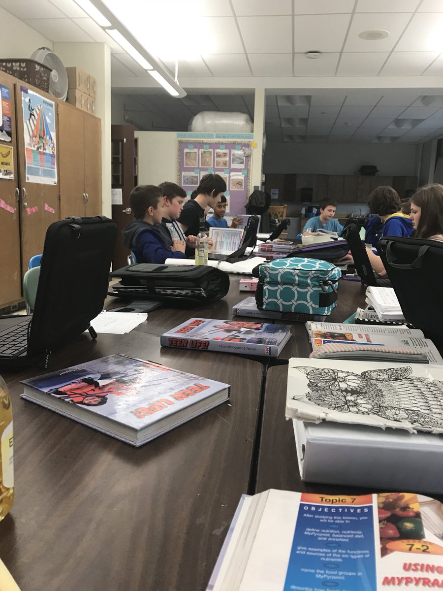 AllyMae8's tweet photo. 11 years ago when I started teaching it was a struggle to get computer lab space. Today we are sitting here with new chrome books #onetooneschool #thefutureofleaerning #atoolnotateacher @mcsdMMS @MaloneCSD https://t.co/uhid60XcRW