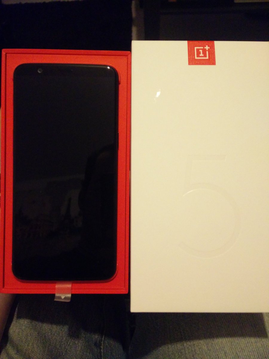 QuentinOndet's tweet photo. #unboxin #OnePlus5T https://t.co/ou7UqLCMQ6