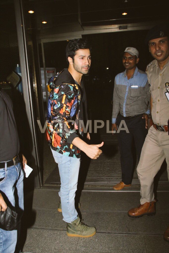 Varun_Dreamboy's tweet photo. [PIC] Varun posing with a police officer.  
@Varun_dvn @VarunDvn_Empire https://t.co/qgHXghMGAg