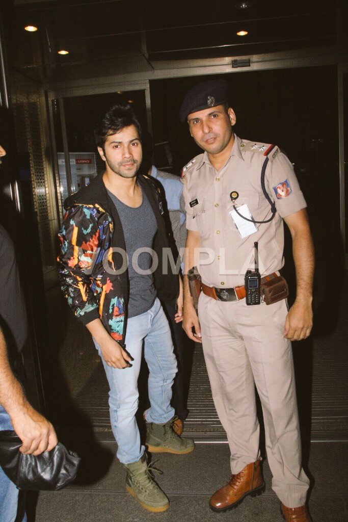 Varun_Dreamboy's tweet photo. [PIC] Varun posing with a police officer.  
@Varun_dvn @VarunDvn_Empire https://t.co/qgHXghMGAg