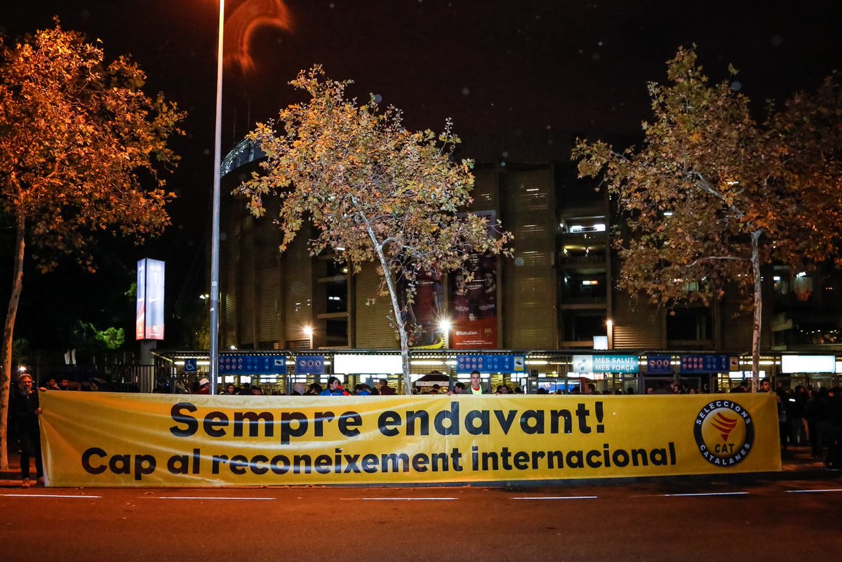SeleccionsCAT's tweet image. El Barça-Múrcia d'avui ha estat la Diada del Soci Solidari. També un partit reivindicatiu. #CapAlReconeixementInternacional @SeleccionsCAT