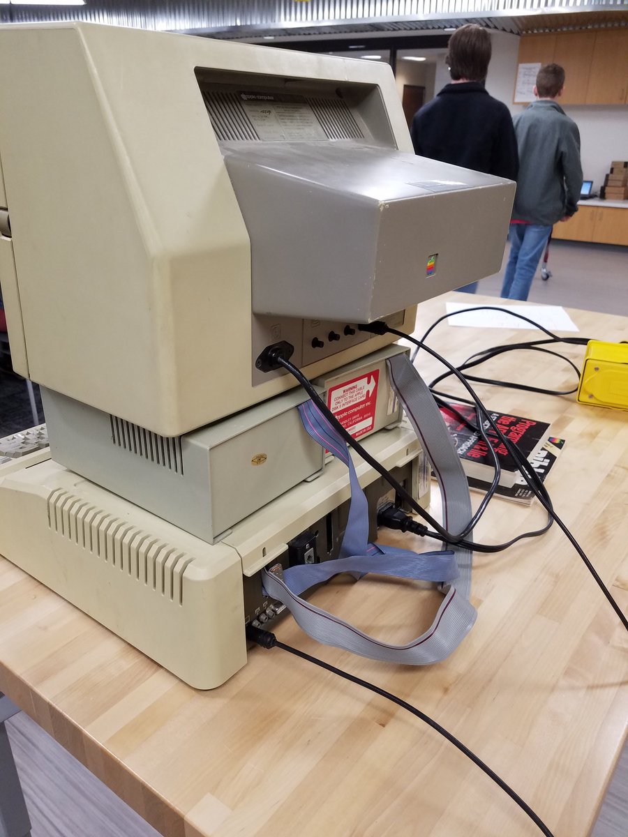 Falls_Robotics's tweet photo. Kicking it old school with an original Apple II (2E). Thanks Evan Merlock for letting us take a look! #firstrobotics #fallspride #mfedchat https://t.co/YWFPsS9tn9