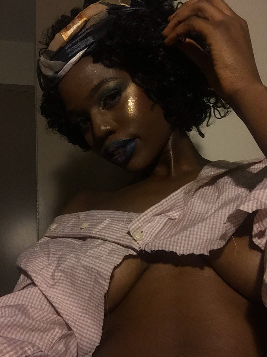 SoloBangBang32's tweet photo. I remember when I was insecure about my skin, so I’d only post pics in the sun to seem light skin! Now, I’m just flourishing either way.. in darkness or sun .. #darkskinisliT https://t.co/6xpU4u0cMx