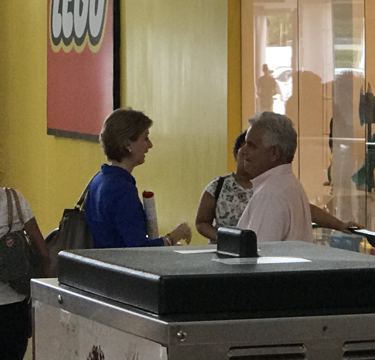 CaDemocratico's tweet photo. @fdelimag preso, @jaimejfordc preso JAIME Lasso paseando por MultiPlaza #JusticiaSelectiva @criticaenlinea @PanamaAmerica @FernandoCorreaJ @martamartinelli @JoseRaulMulino @rmartinelli @MiguelABernalV https://t.co/vWM90n2w6N