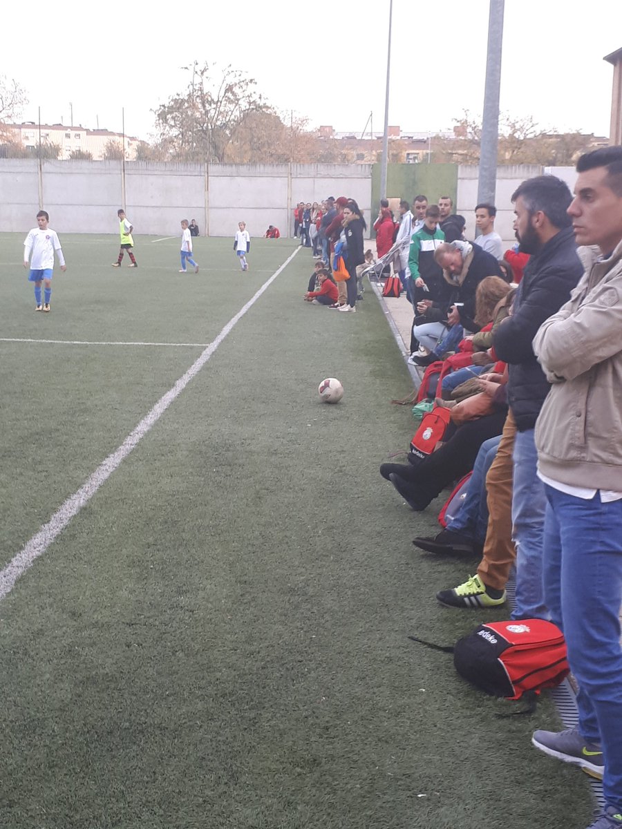 Solicitamos por el bien de los jugadores y aficionados del club CD Domcor, se ponga una barrera longitudinal para que los familiares no puedan acceder al campo y perjudicar la labor arbitral y, para que nuestros jugadores no se caigan por el desnivel que hay, una solución ya
