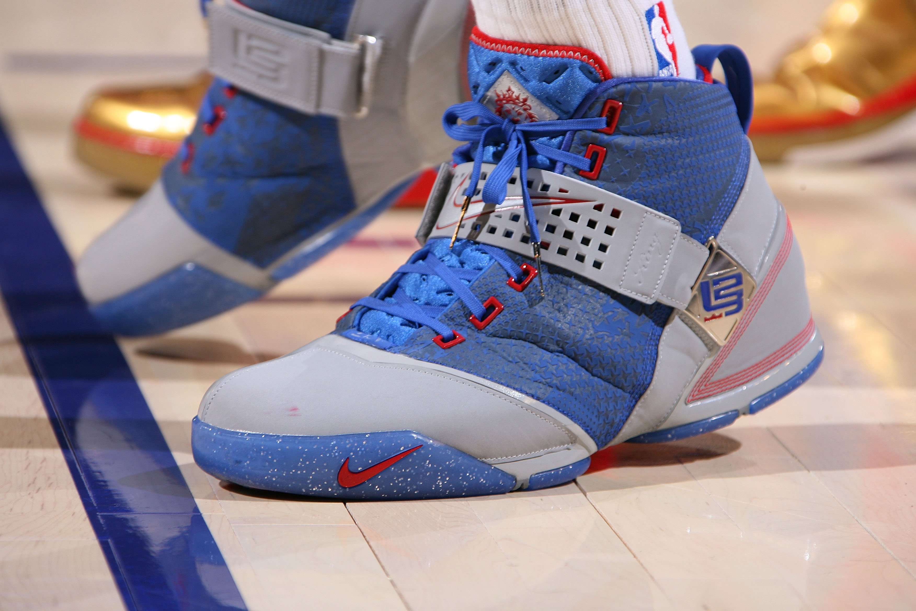 Nike lebron v best sale