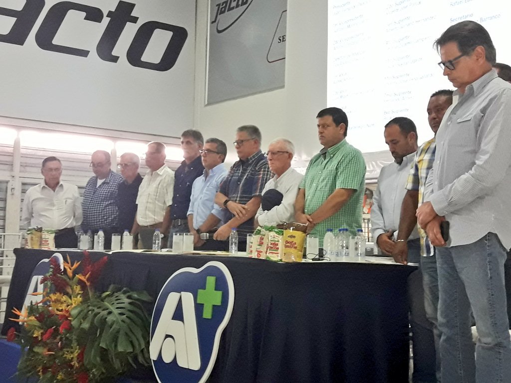 ASOPORTUGUESA's tweet photo. Directivos de #Asoportuguesa hacen un minuto de silencio por los agricultores socios fallecidos este año. #Asamblea #MyC2016 https://t.co/mtXPYpNkQd