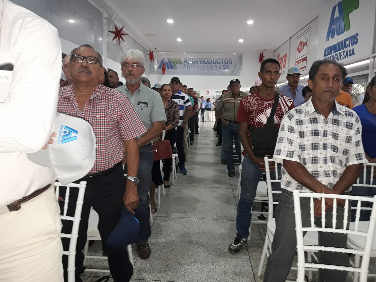 ASOPORTUGUESA's tweet photo. Directivos de #Asoportuguesa hacen un minuto de silencio por los agricultores socios fallecidos este año. #Asamblea #MyC2016 https://t.co/mtXPYpNkQd