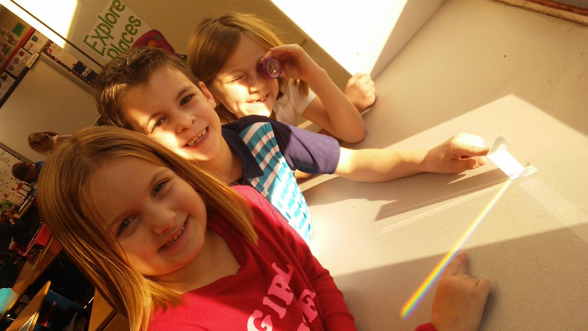 MayerFirstGrade's tweet photo. Exploring the refraction of light!  #happyGSD #GSDParsons #GSDPride https://t.co/ANc4dtInKO