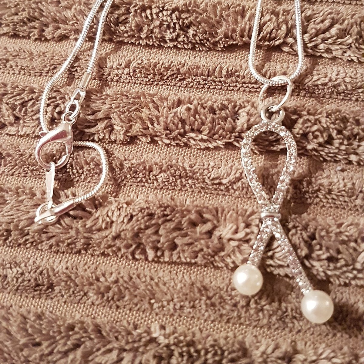 BethsUniqueBead's tweet photo. NEW LISTING! Absolutely beautiful silver plated and pearl bow chain... £8! https://t.co/xN56OyB142 #diamante #pearl #bow #bowchain #pearlchain #diamantechain #gifts #anniversary #weddinggiftidea #anniversarygifts https://t.co/sW4Lka4JmA