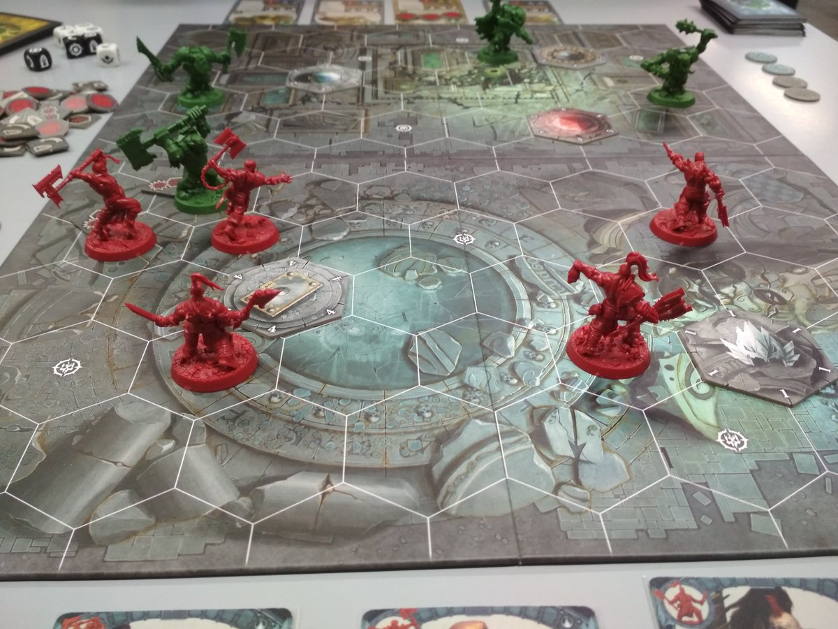 RubenNorrin's tweet photo. Esta tarde en el #miercolesapfobico en @genxjuegos hemos probado las novedades de @PlaySDGames #IndianSummer y #DesignTown y nos hemos partido la cara en #Warhammer #Shadespire 👊👊 y #SWDestiny https://t.co/8iAi7uKpp5