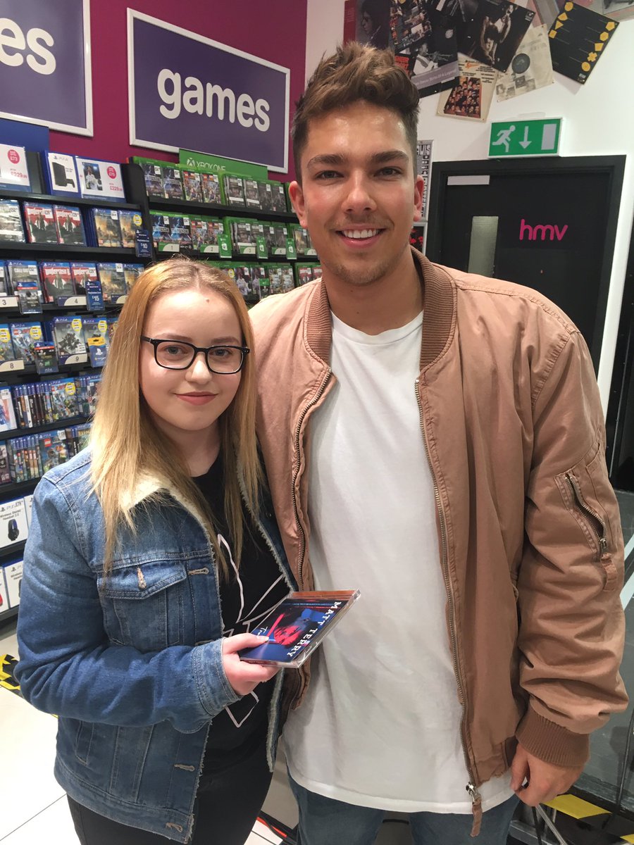 jessietommo1's tweet photo. @MattTerry93 Omg Matt dont worry, u didn't break my phone😂 It's working again!! Lovely to meet you tho! You'll have to come back soon! Please can u follow meeee, love yah❤️❤️ https://t.co/CDzBoKhi7Q