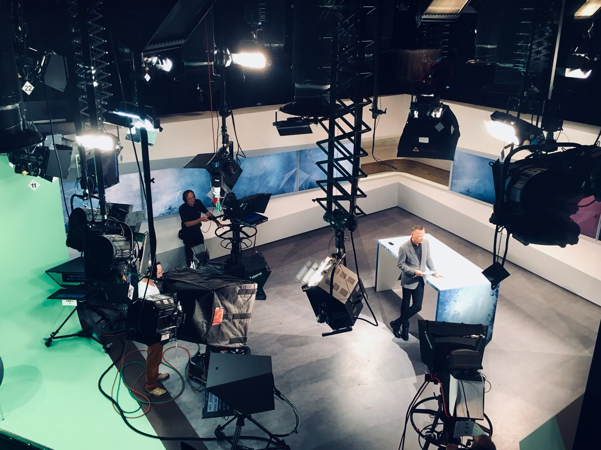 deflorin_tamara's tweet photo. Impressiun or dal @RTRSRG studio da Cuira.  Era noss collegas da @SRF, @RadioTeleSuisse e @RSIonline rapportan dal clima. #plus3grads, #plus3grad, #piu3gradi, #plus3degres https://t.co/Jwf2Lx9WV1