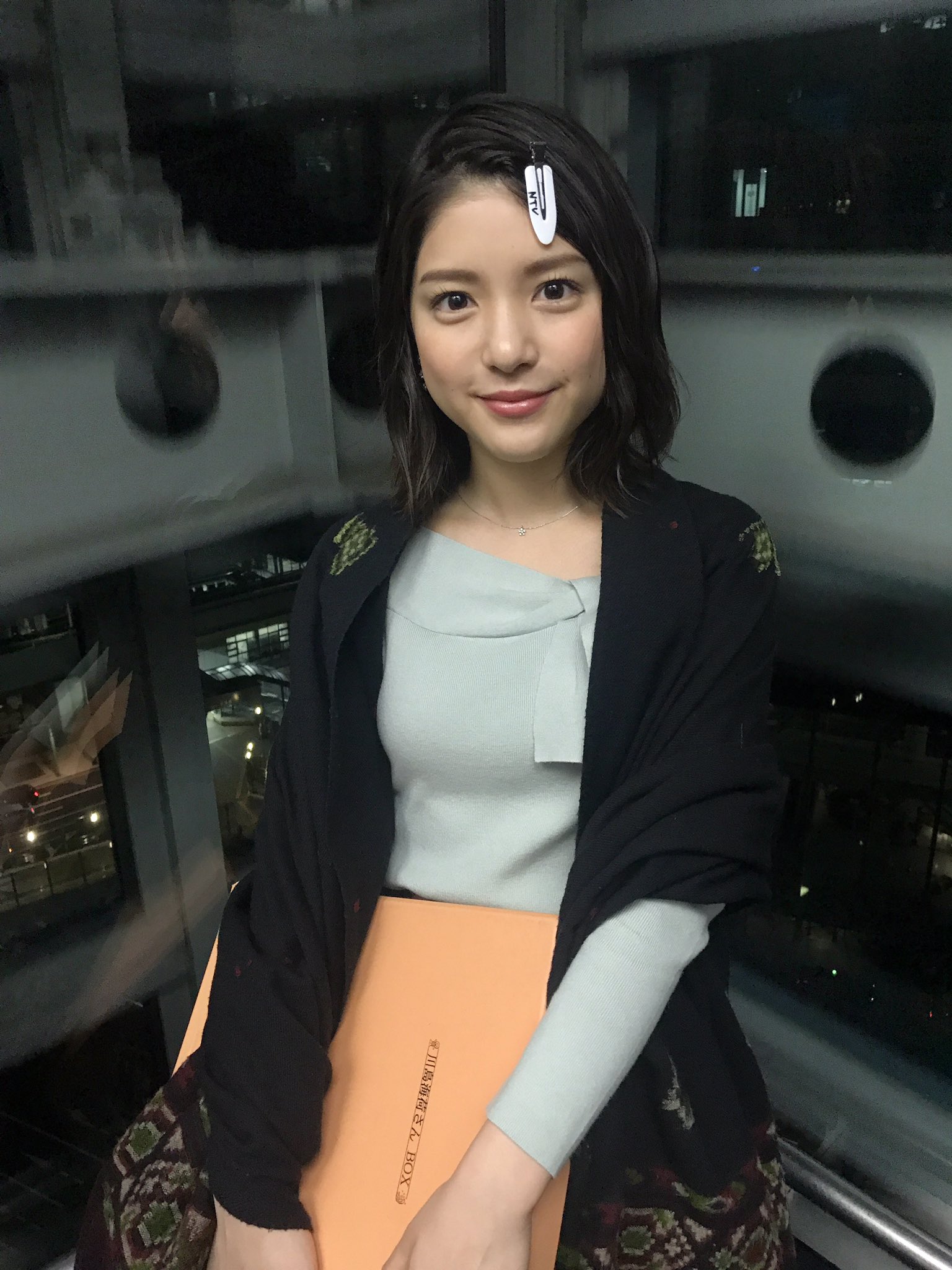 川島海荷 オフィシャル おはようございます 今日も朝5 50 日テレ Zip 放送です 動いているエレベーター内で撮影したところ 背景に躍動感が出てしまいました笑 そんな中今日も表情が決まっている川島さんです 6時45分過ぎ 朝だよ 貝社員 では