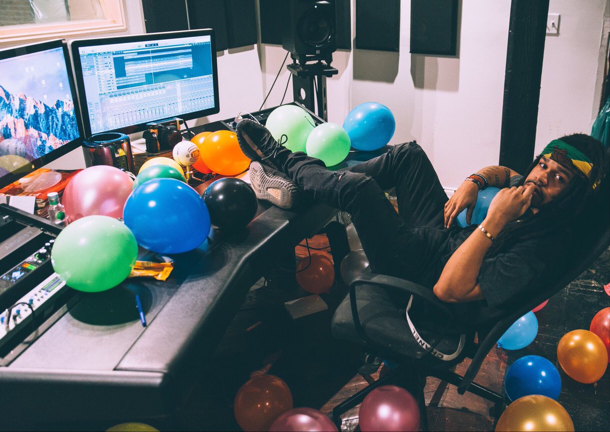 OnlyAtMdnght's tweet photo. I'm blessed to make it to another year doing what I love 💕and having the best people (YOU) supporting me while I do it. We about to take it up another notch! I promise you⚡️🎂🍾thanks for the birthday wishes ⚡️ https://t.co/KyZr0FYd14