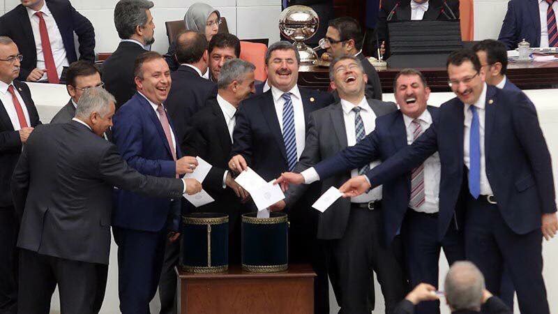 Zaman ne kadar çabuk geçiyor..Sanki daha dun gibi;
Zafer Çağlayan ve BakaraMakara Egemeni AKlarkene...

#AynıGemideDeğiliz