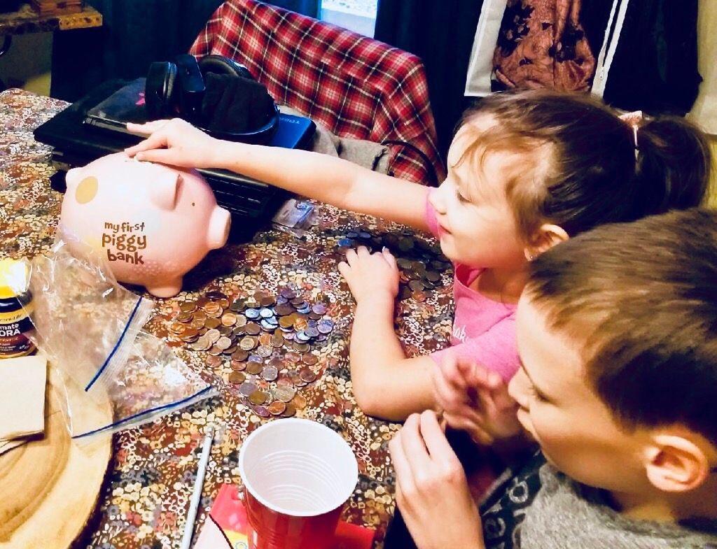 MrsZionHW's tweet photo. Our first graders are raising money for #penniesforpatients to help doctors and scientists fund their studies to find a cure for childhood leukemia. Our girl, “J” emptied her piggy bank at home last night to donate 💕😊 @MrsBoskovskiHW  #hwpower @SyracuseSchools https://t.co/8l8v0gUqxU
