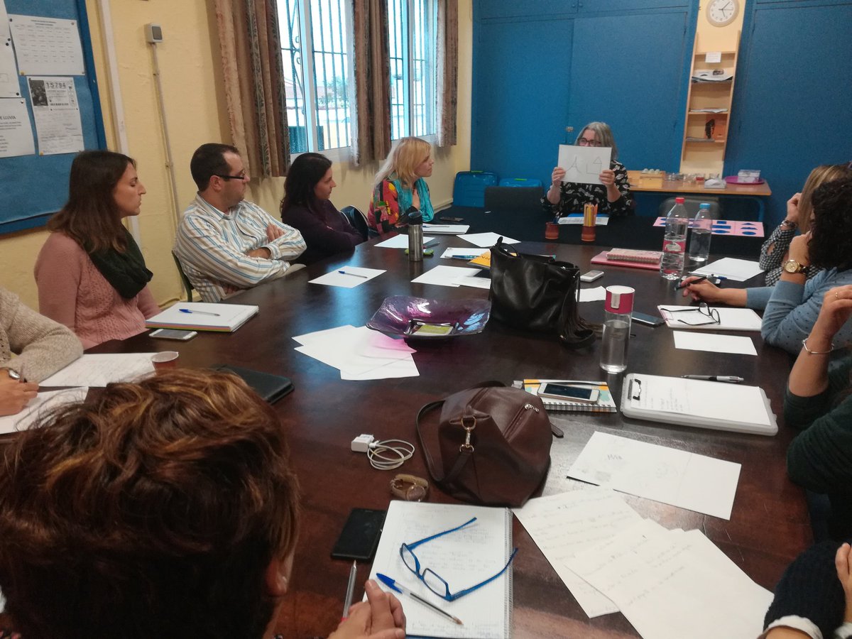 Aprendiendo metodología Montessori área lingüística en el CEIP San Sebastián #Montessori <a href="/cepmalaga/">CEP de Málaga</a>