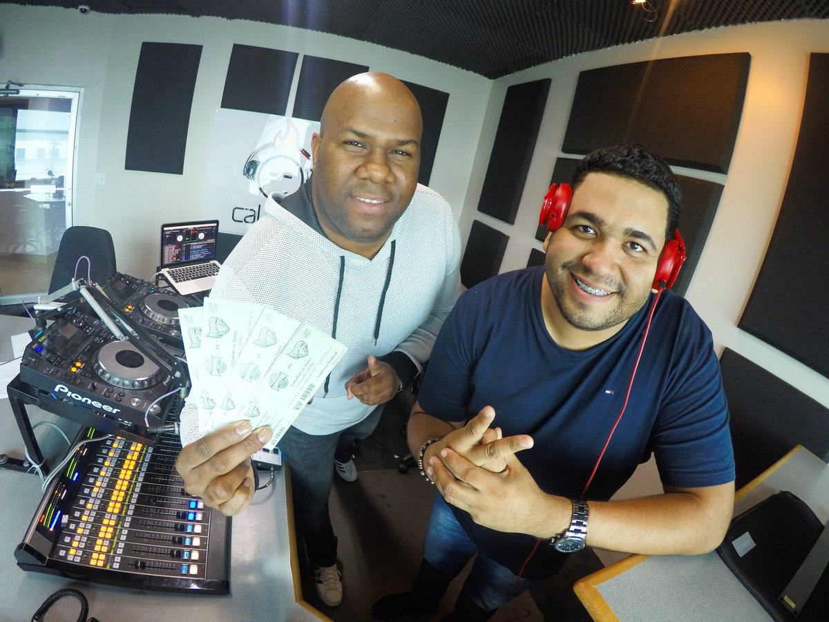 CalienteRadioPa's tweet photo. Sintoniza YA! 📻 La mejor música de las mañanas en el #TopMorningShow 😎🤘 con @luchitowilliams y @djpointbreaker TENEMOS PREMÍOS PARA TI 😃👆 #PasalaBien ☇ https://t.co/RqSkY1ePaQ