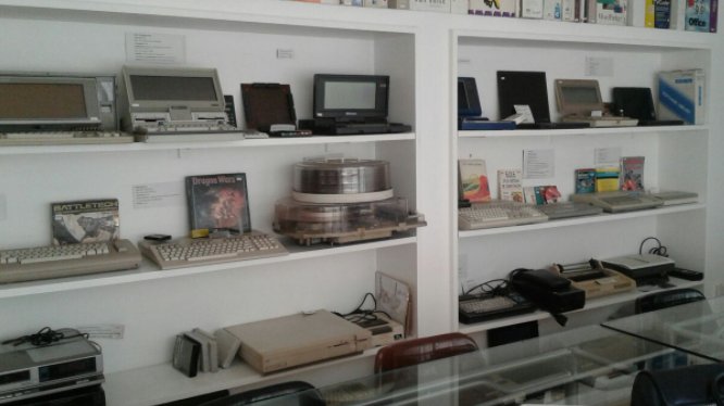 EgresadasUTN's tweet image. Parte del museo de @fundescocursos de #compus Emociona ver tantas máquinas que han sido parte de nuestras vidas (no hace tanto)