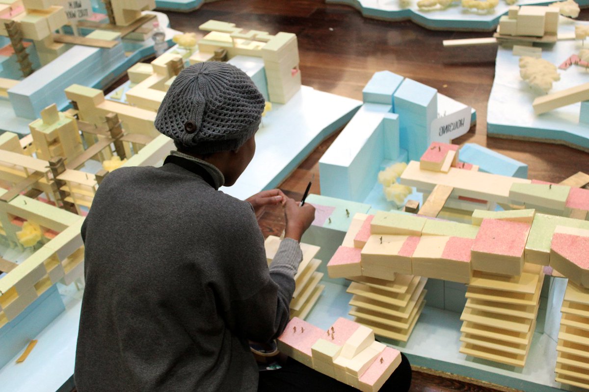 Museo_MAXXI's tweet photo. #MAXXIbackstage È l'ora dell'utopia! Al museo sta prendendo forma Città Parangolé, un modello architettonico per un contesto urbano più equo e sostenibile. Ne parliamo domani con il gruppo #UrbanThinkTank, protagonista della nuova tappa di #TheIndependent >https://t.co/Lin6a3pto6 https://t.co/l6FS6avuBZ