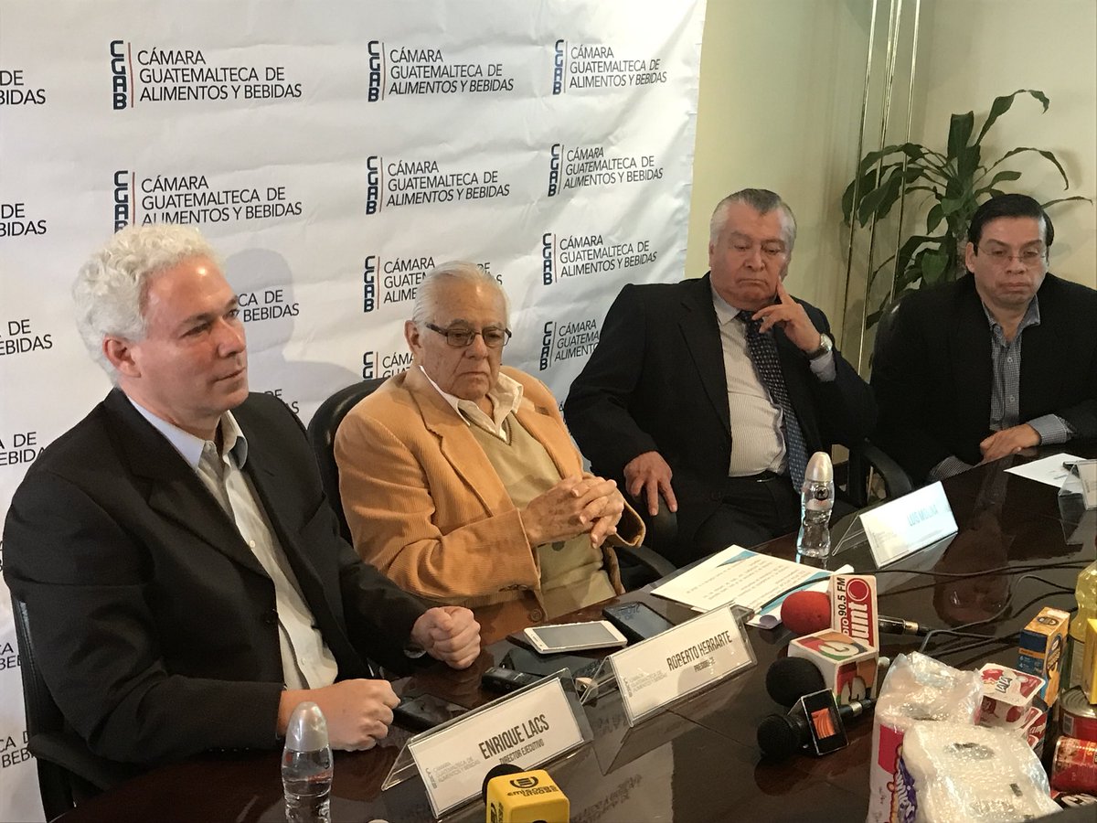 guateavanza's tweet photo. Está es la época del año que más golpea a los agremiados de la Cámara de Alimentos y Bebidas y están haciendo las denuncias correspondientes. También se convierten en querellantes adhesivos  en los casos de contrabando y culpan a la justicia de no avanzar en los casos. https://t.co/r79tQ9fVHp