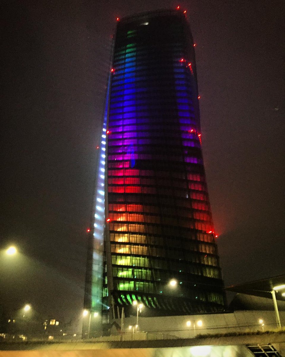 turismomilano's tweet photo. #LAVOSTRAMILANO
Chi di voi ha assistito ai suggestivi giochi di luci e colori che qualche sera fa hanno illuminato la torre Hadid? Tra i fortunati passanti c’era IG/Skymino, eccovi la sua bellissima foto! https://t.co/K9qh2Y5I9L