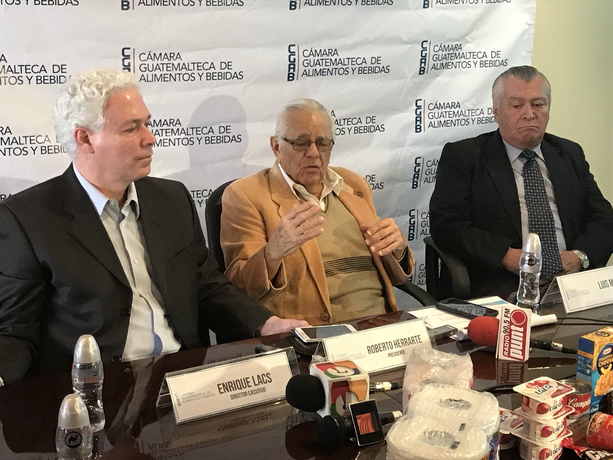 guateavanza's tweet photo. Roberto Herrarte presidente de CAB espero que esta campaña de Navidad sin Contrabando sea un llamado a la conciencia del guatemalteco para no consumir productos de dudosa procedencia. https://t.co/iXPv8yKrFx