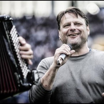 BevdB's tweet photo. Artiest. Muzikant. Entertainer. Authentieke man. Groot hart. Échte mens. 3 jaar geleden al. En toch ook niet. Vos blijft bestaan. Hij leeft. Ik voel het in mijn darmen. Hij bijt in mijn nieren #lucdevos #gorki #wippelgem #gent #icoon #vos #mia #tijdloze  #stubru @stubru https://t.co/q52nehBWKR