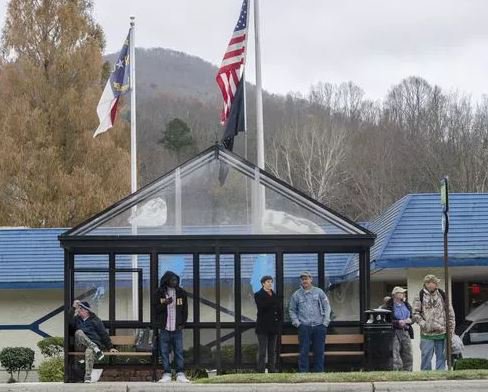 Thank you to <a href="/BlkMtnNews/">Black Mountain News</a> for highlighting this new bus shelter on U.S. 70 next to the Veterans Restoration Quarters! bit.ly/2zyUknf
This is one of 10 bus shelters already completed in the City's bond projects, approved by voters in 2016. Another 19 are coming! #AvlNews