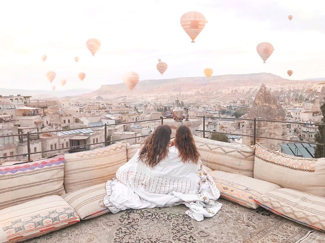 nikkihammel86's tweet photo. Team Whi is currently in Kapadokya, Turkey to gather a list of hotspots for you guys. Where are our Turkish followers at?? 🎈🇹🇷 #goreme #kapadokya #turkey • https://t.co/NKtRRjE8Vj