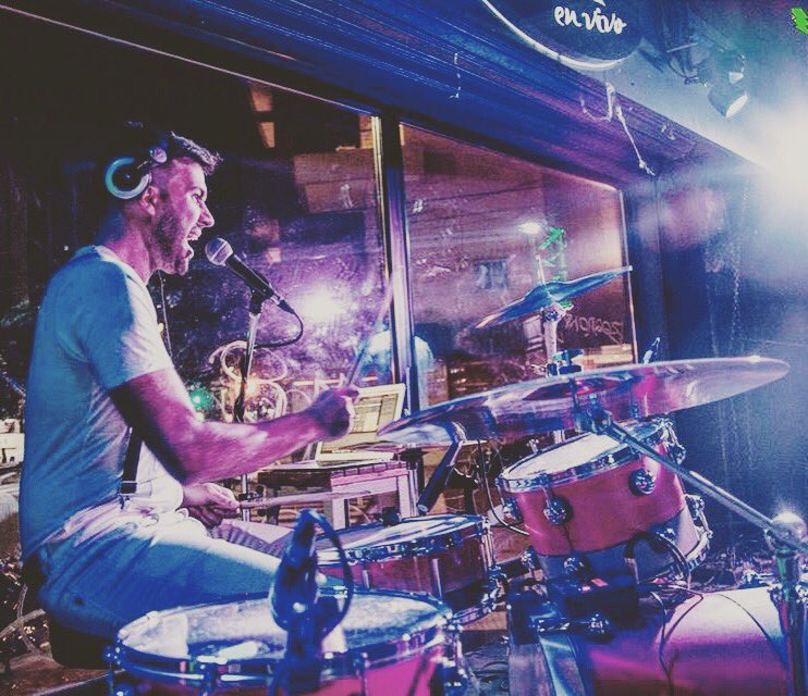 genespontanea's tweet photo. Madera, parches, pantallas, circuitos, electrónica, cables, metal, vidrio, tela, carne, hueso, pelo, músculos y alma. Otra de la #DirtyClub en @barenvivo presentando El Lugar🌶️🥁
PH: Carlos Javi 🔚 #drums #drummerlife #white #whiteoutfit #blanco #tiradores #liveshow #rockshow https://t.co/7ijoGlAvPf