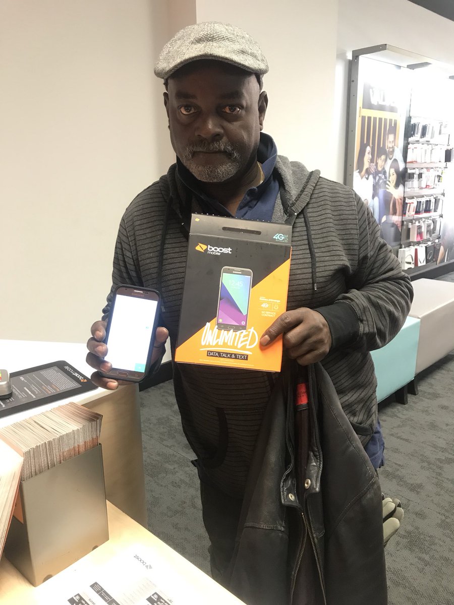 Tu_MobilePhilly's tweet photo. Customer Appreciation! #boostmobile #boostholidays #maketheswitch #boostgiving #boostbogo #happypeople #jayztour444 jayzgiveaway #raffle https://t.co/gCdDpz5Pey