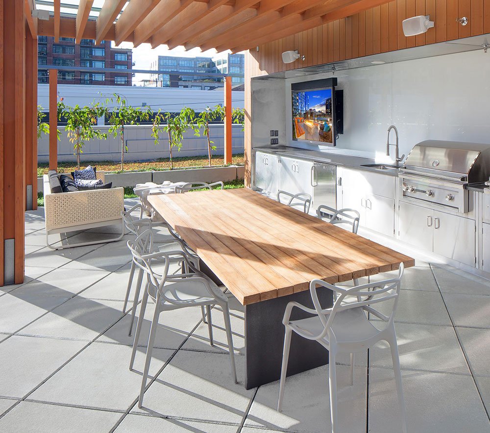 nvportlandapts's tweet photo. Even without our warm summer nights, we still look forward to #CookingWithAView on our #RooftopDeck in the #PearlDistrict! #NVPortland #LikeNoOther https://t.co/Meei7GdUp8