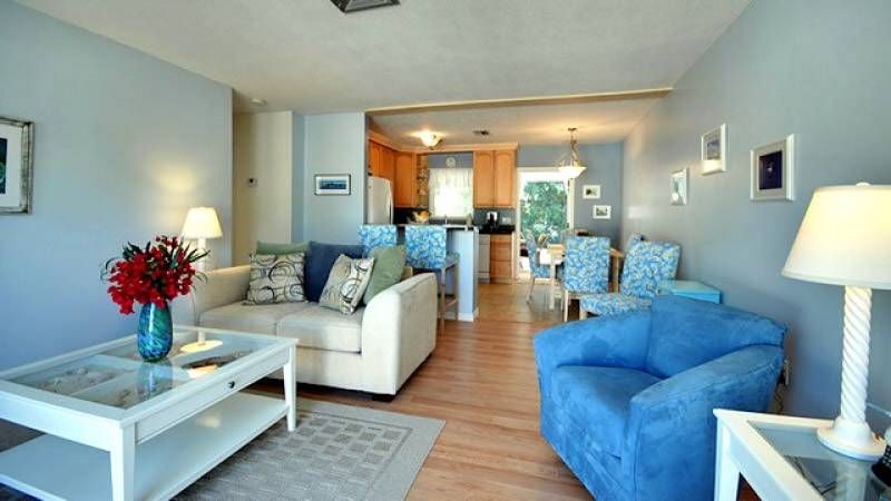 IslandReal's tweet image. Blue Wave Villa is a great #AnnaMariaIsland getaway with a heated pool and close to the beach! Book your Summer getaway dates now! buff.ly/2AkcpJd #VisitFlorida #LoveFL #WednesdayWisdom