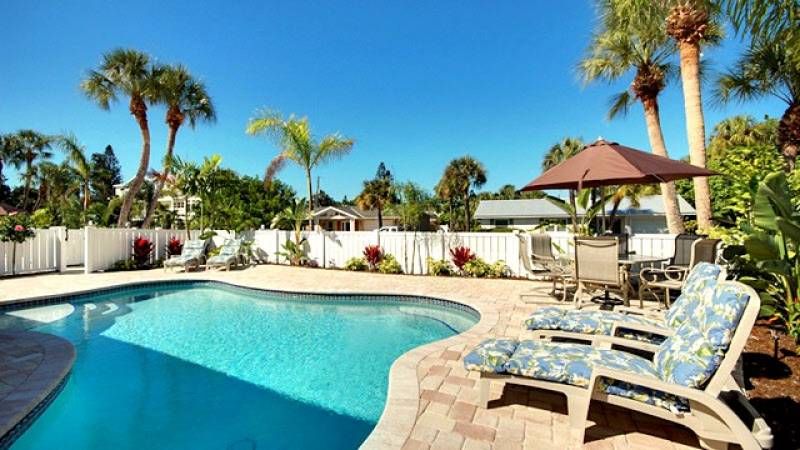 IslandReal's tweet image. Blue Wave Villa is a great #AnnaMariaIsland getaway with a heated pool and close to the beach! Book your Summer getaway dates now! buff.ly/2AkcpJd #VisitFlorida #LoveFL #WednesdayWisdom