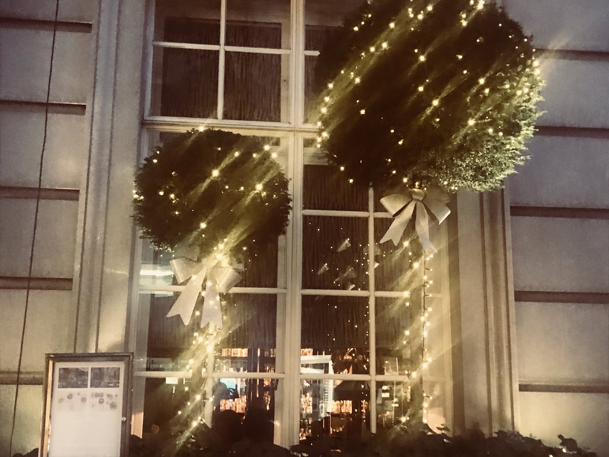 Haylsbayls's tweet photo. Definitely feeling christmassy now after all the fairy lights at @RosewoodLondon - Great day all round meeting our amazing clients! Now off to see if we win @FlowTraining @LTAAwards https://t.co/6QiSCZ5AkT