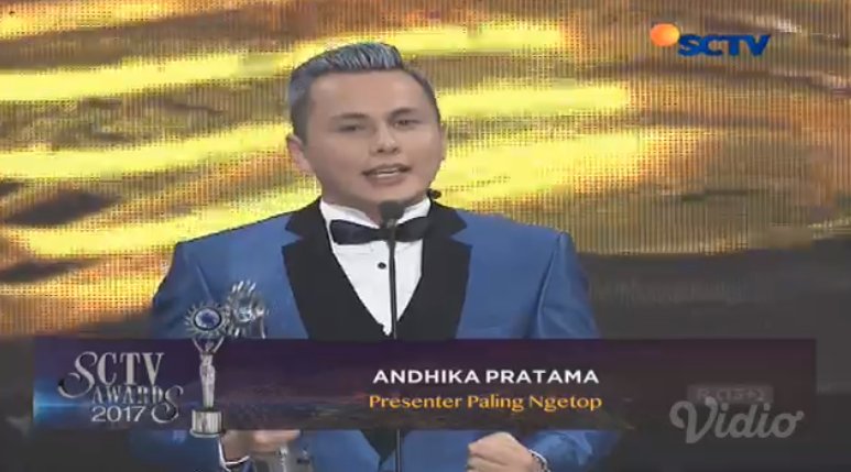SCTV's tweet photo. Selamat @dhikacungkring, malam ini berhasil membawa pulang piala #SCTVAwards2017 untuk kategori Presenter Paling Ngetop https://t.co/chNUL4mNml