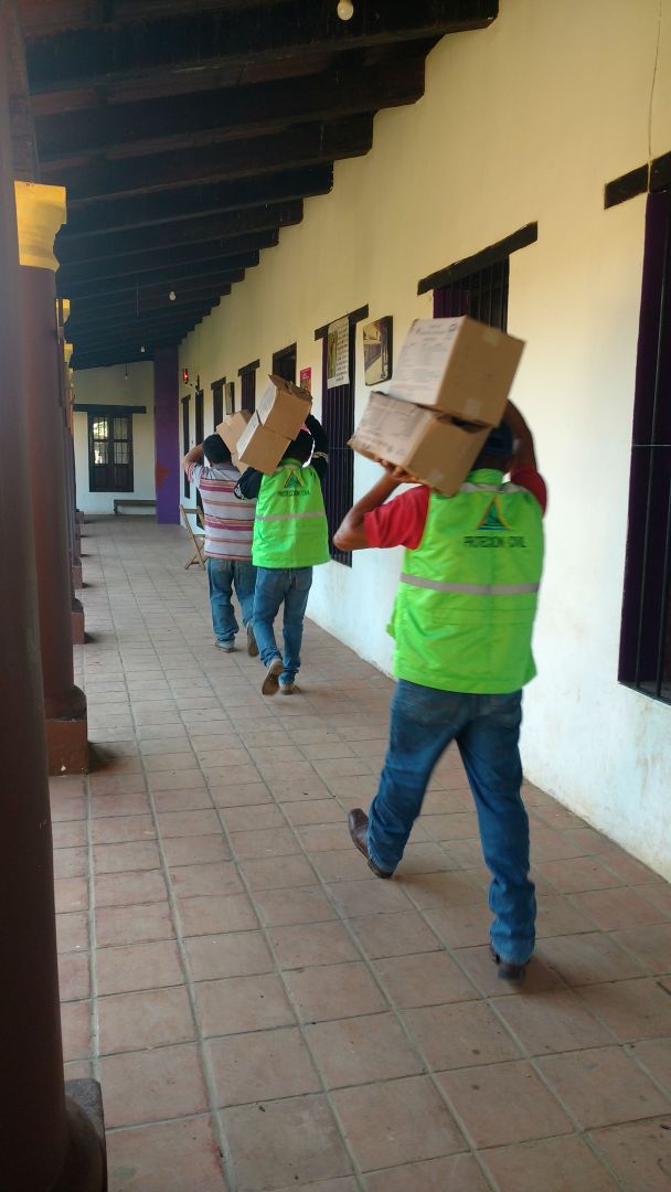 pcivilchiapas's tweet photo. #FelizMiercoles El Gobierno del estado a través de la Secretaria de Proteccion Civil, realiza la entrega de ayuda humanitaria, despensas y cobertores para la población desplazada de Chalchihuitán  @Luis_Manuel_GM @VelascoM_ https://t.co/8ajzO9MwIU