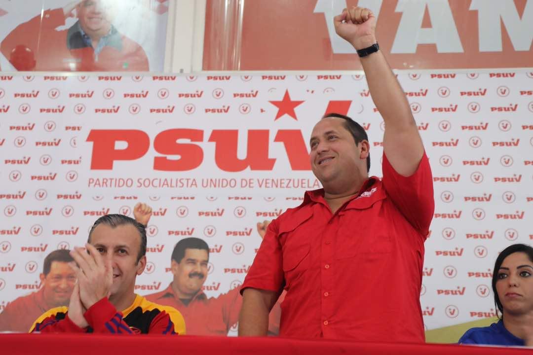 regulolacruz's tweet photo. #Ahora Estamos con el VP @TareckPSUV y el Gobernador @RMarcoTorres  los 18 candidat@s a las Alcadias de la #AraguaPotencia sellando nuestro compromiso con la Patria! #29Nov @PartidoPSUV https://t.co/EDLfmXX8Ec