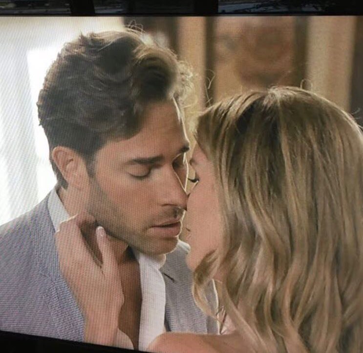 rullinaticas's tweet photo. #Repost @_veronicamontes 
Les comparto estas fotitos que fue en el casting para el personaje de #kikabraun , q gracias a @eduardomezatv y a @televisa hoy lo estoy interpretando en esta novela @papaatmof !! #veronicamontes junto a @sebastianrulli como #MauricioLopezGarza #PapaATM https://t.co/X4xFU0qrNA