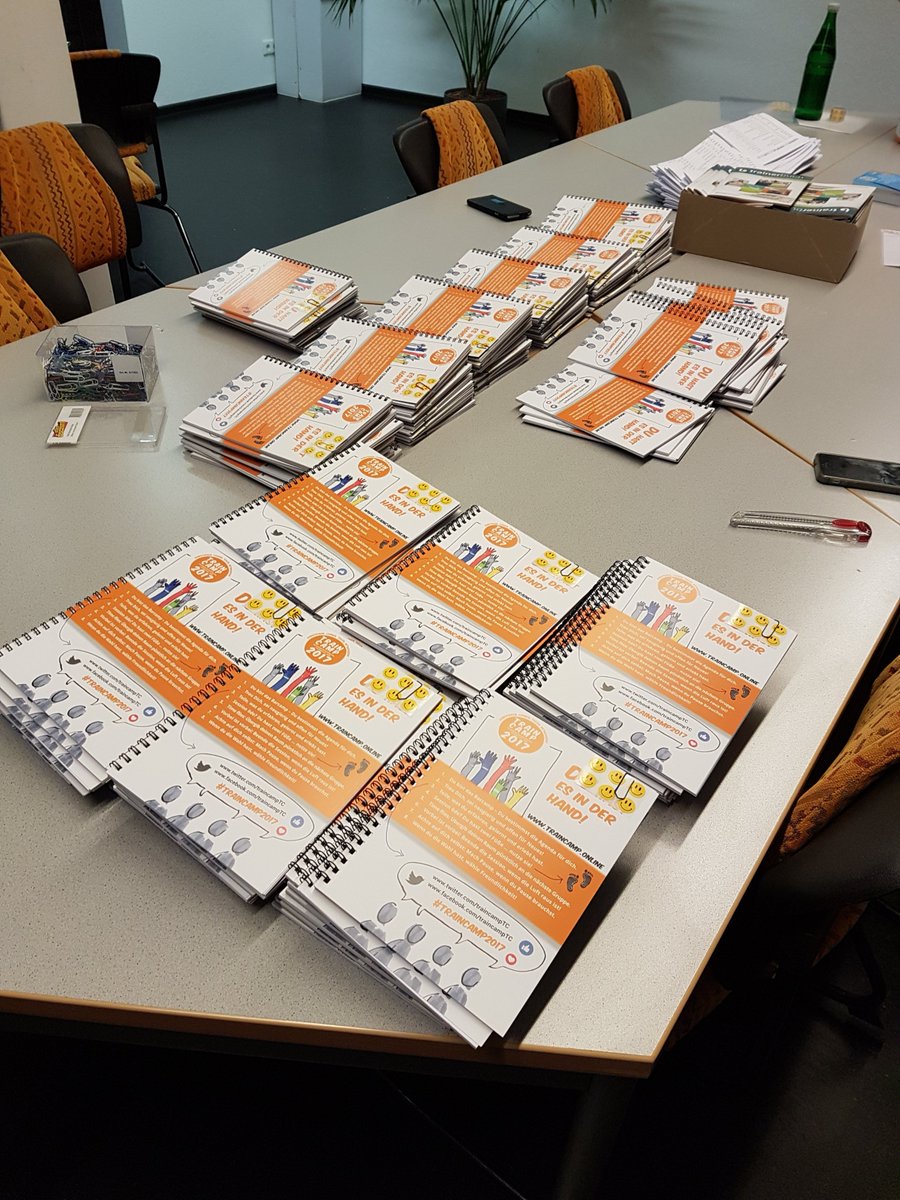 TrainCampTC's tweet photo. Wir fiebern dem TrainCamp entgegen – und packen nebenbei die Teilnehmertaschen. Zur Abwechslung macht so ein bisschen Fließbandarbeit sogar richtig Spaß! #traincamp2017 https://t.co/do4Wllijn3