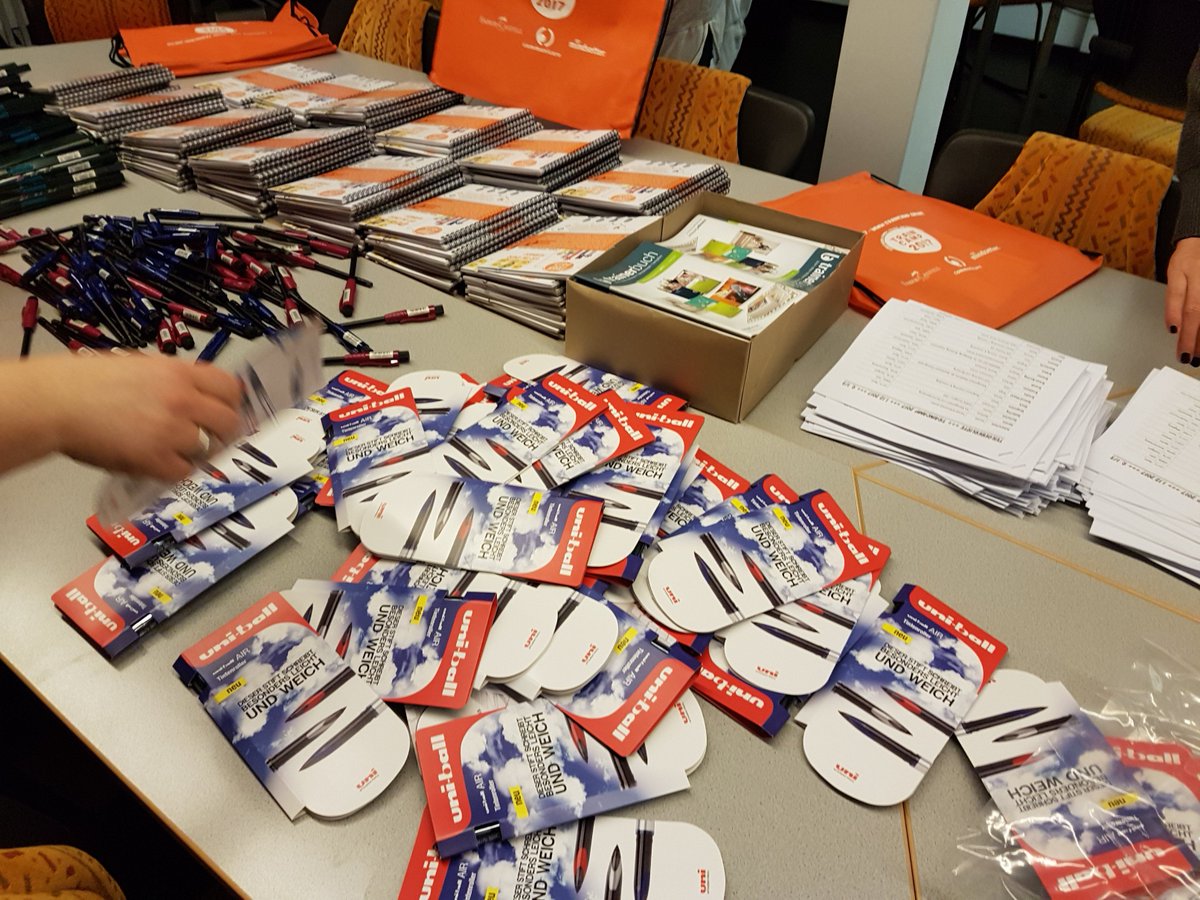 TrainCampTC's tweet photo. Wir fiebern dem TrainCamp entgegen – und packen nebenbei die Teilnehmertaschen. Zur Abwechslung macht so ein bisschen Fließbandarbeit sogar richtig Spaß! #traincamp2017 https://t.co/do4Wllijn3